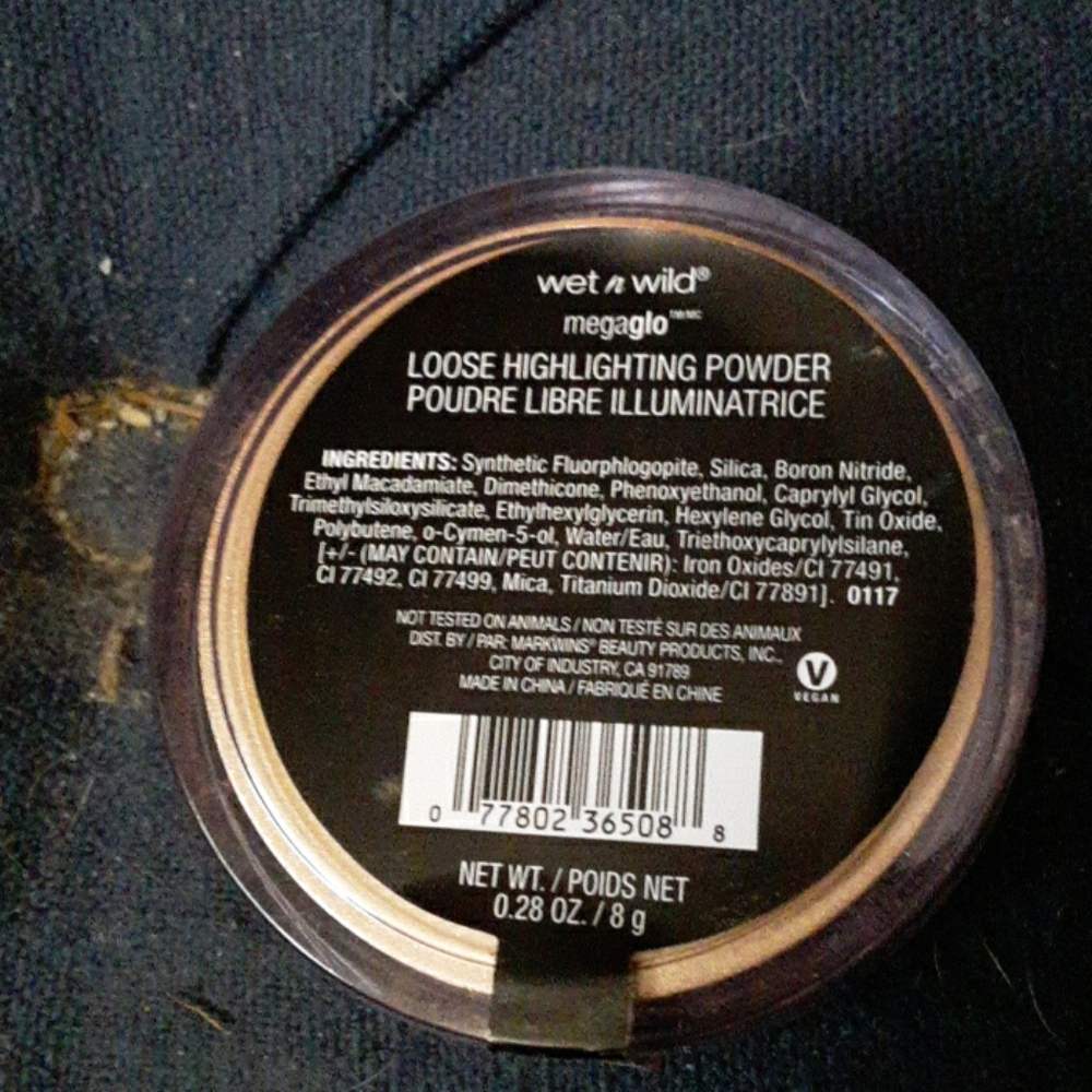 Loose Highlighting Powder Makeup - Picture 2 of 3